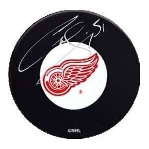  Curtis Joseph autographed Hockey Puck (Detroit Red Wings 
