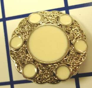   style Ivory Silver Paisley Plastic Buttons Fasteners 1 1/4wd  