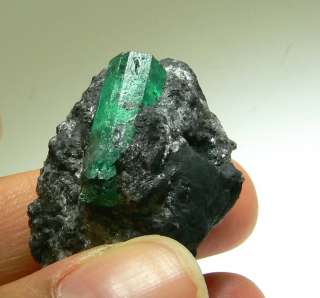 AMAZING NATURAL COLOMBIAN EMERALD SPECIMEN 101.43CTS  